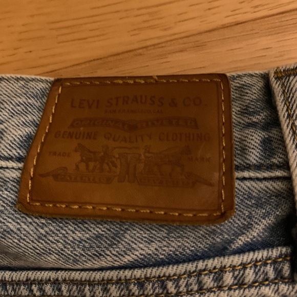 Light Wash Straight Leg Levi’s Denim Jeans - Picture 6 of 9